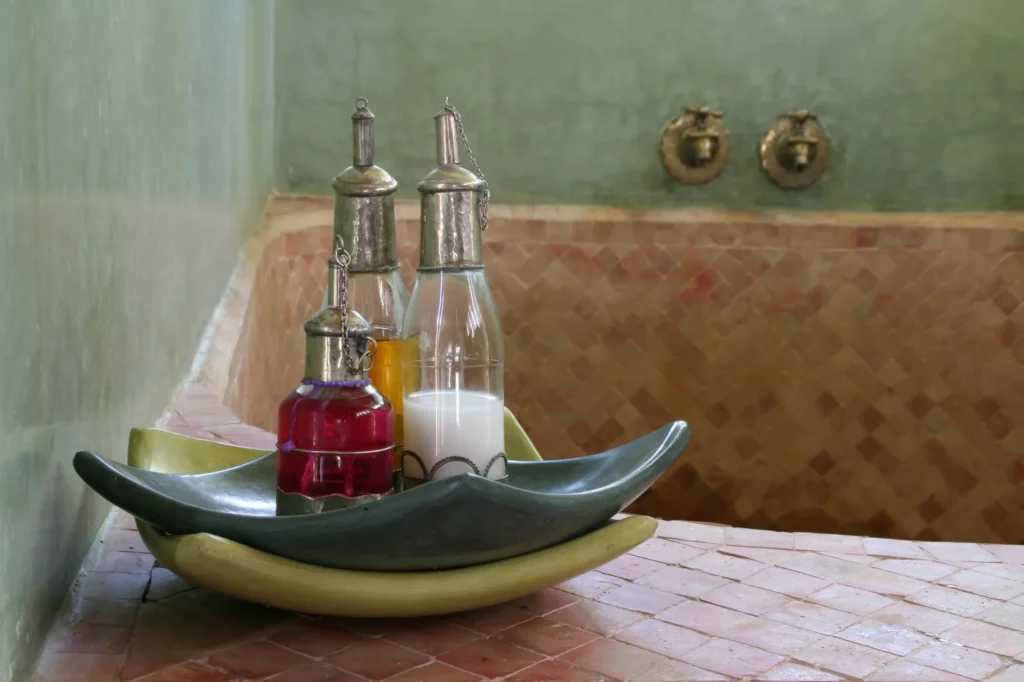 Hammam marocain traditionnel : zellige, tadelakt et huiles de soin