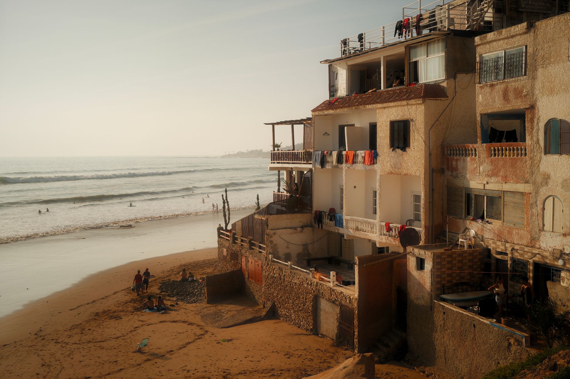 La plage de Taghazout en detail