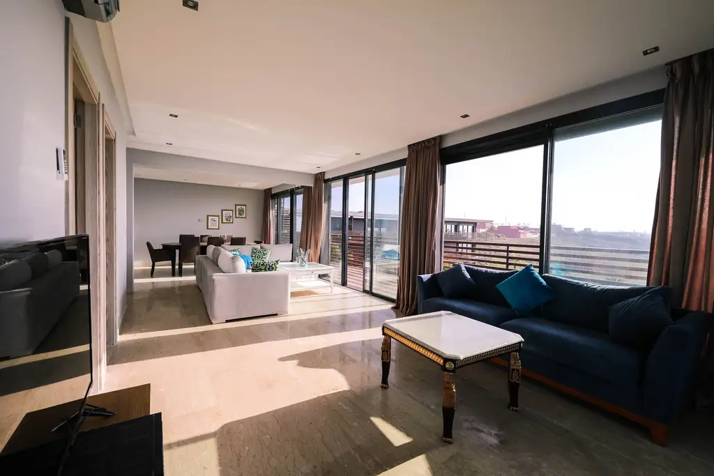 Bright living room with large windows, a key comfort criterion for a shared apartment